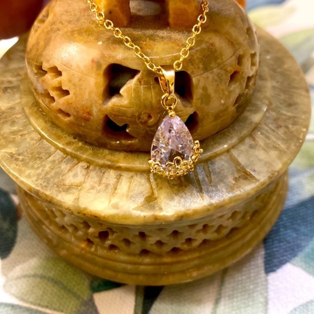 🔴 BOGO! Gold and Faux crystal vintage style pendant necklace - Picture 3 of 10